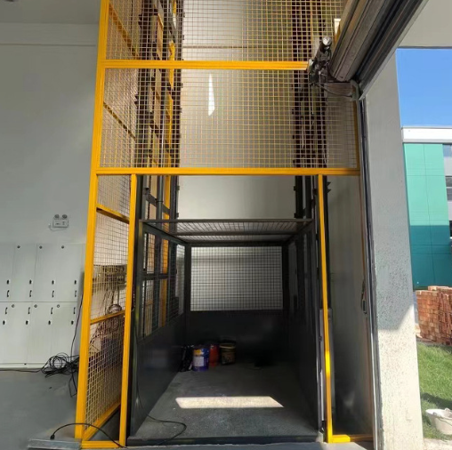 章贡导轨式升降机助力物流园破解运输难题