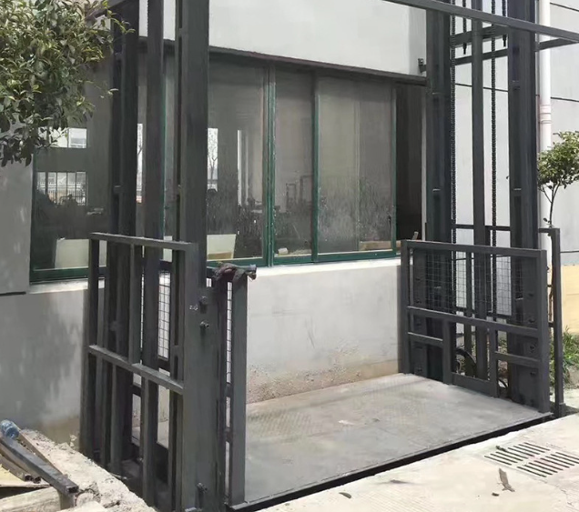 章贡导轨式施工升降机助力民生工程提速增效